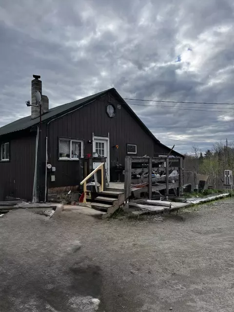 8 Half Moon Ln, Knox, ME 04986