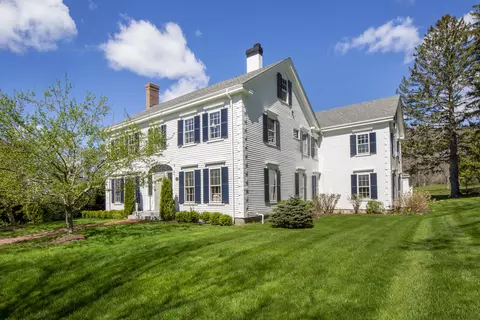 30 High St, Camden, ME 04843