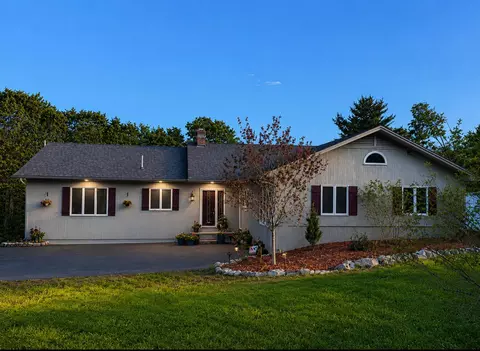 28 Oakledge Hills Rd, Raymond, ME 04071