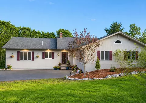 28 Oakledge Hills Rd, Raymond, ME 04071