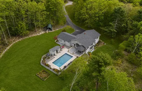 28 Oakledge Hills Rd, Raymond, ME 04071