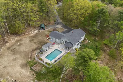 28 Oakledge Hills Rd, Raymond, ME 04071