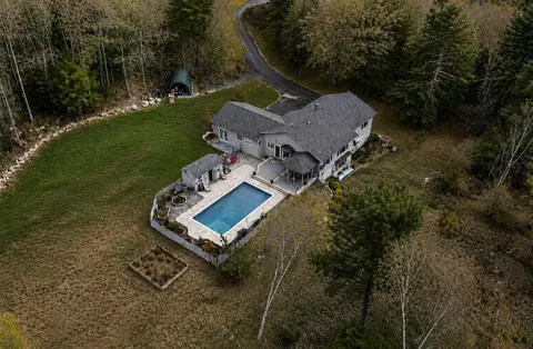 28 Oakledge Hills Rd, Raymond, ME 04071