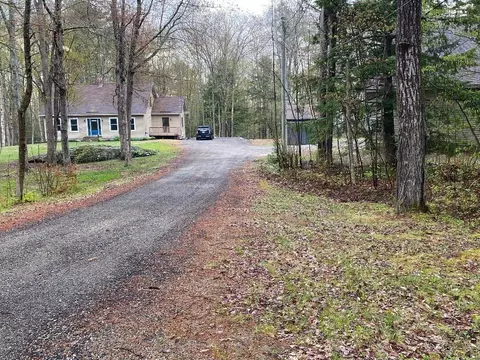671 Meadow Rd, Topsham, ME 04086