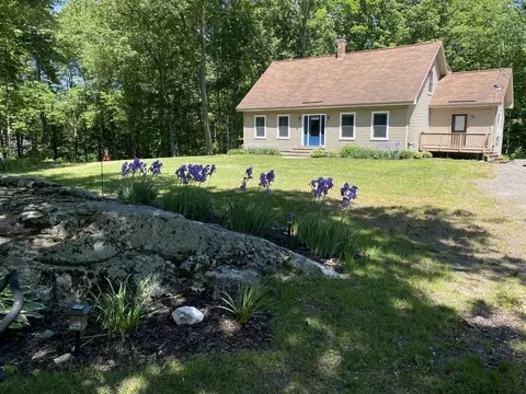 671 Meadow Rd, Topsham, ME 04086