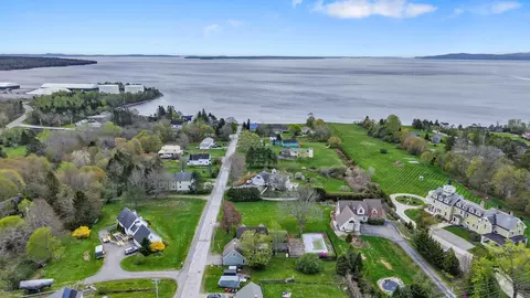 3 Navy St, Searsport, ME 04974