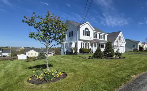 40 Hillview Dr, Bangor, ME 04401