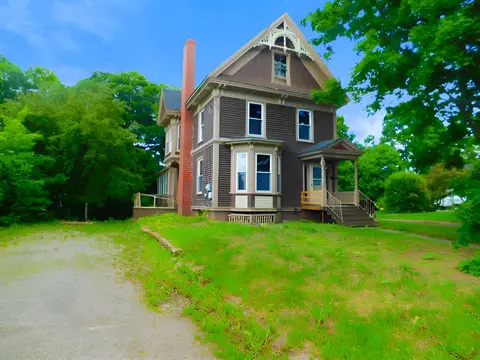 10 Elm St, Houlton, ME 04730