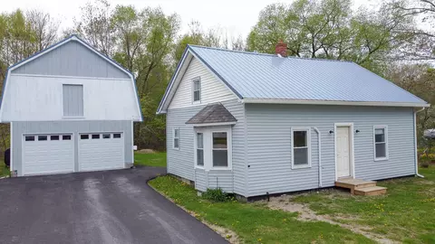 22 Ayer St, Lincoln, ME 04457