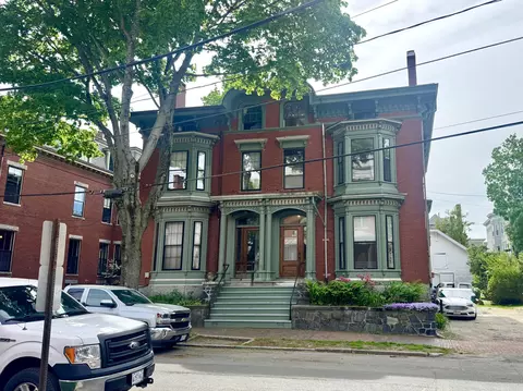 52 Carleton St, Portland, ME 04102
