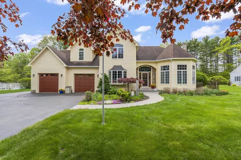 4 Cottagewood Ln, Kennebunk, ME 04043