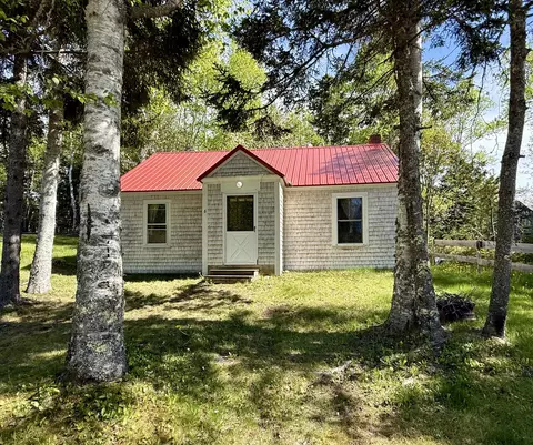 6 Meyer St, Eastport, ME 04631
