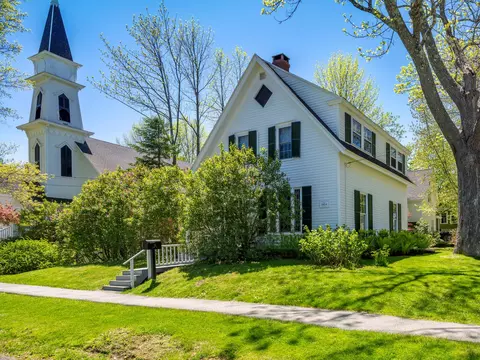 75 Court St, Belfast, ME 04915