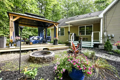 22 Eisenhower Ct, Naples, ME 04055