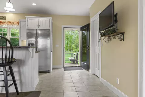Entry Way - 79 Fort Rd, Edgecomb, ME 04556 photo 2 of 7