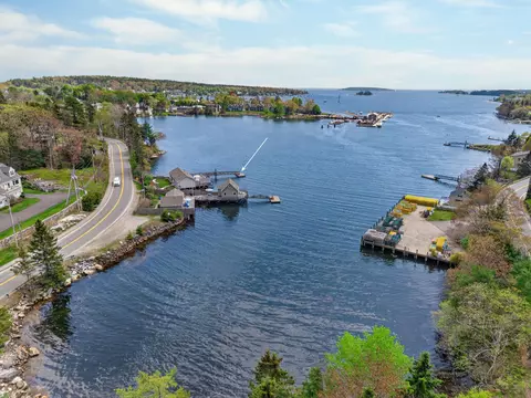 76 West St, Boothbay Harbor, ME 04538