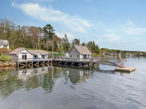 78 West St, Boothbay Harbor, ME 04538