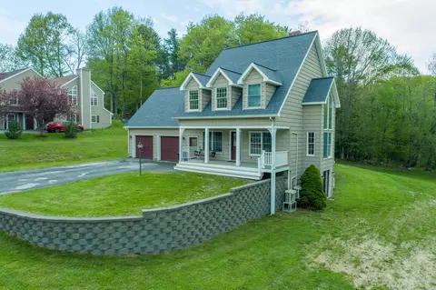 17 Waters Edge Dr, Lewiston, ME 04240