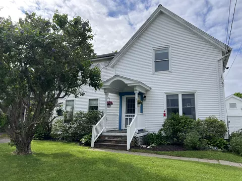 57 Crescent St, Rockland, ME 04841
