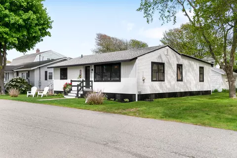 76 N Tibbetts Ave, Wells, ME 04090