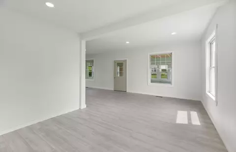 Living - 826 Riverside, Augusta, ME 04330 photo 5 of 6