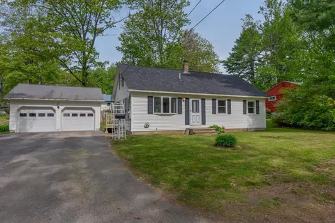 8 Center St, Lisbon, ME 04252