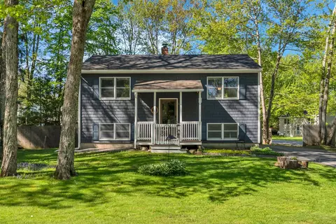 12 Wood Ave, Topsham, ME 04086