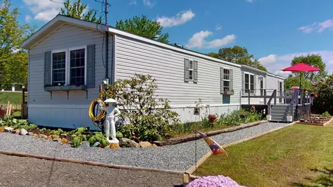 9 Smith Ln, Levant, ME 04456