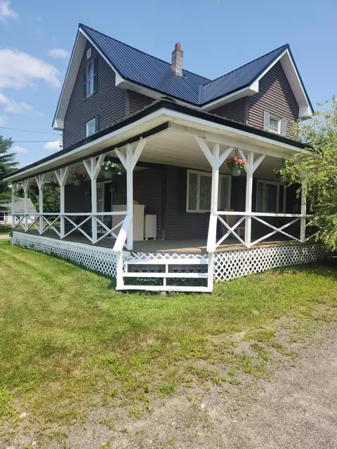 53 Water St, Howland, ME 04448