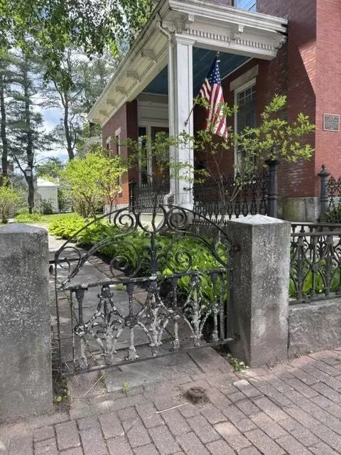 11 Lincoln St, Brunswick, ME 04011