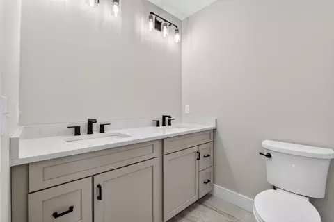 Bath - 32 Fairway Commons Dr #11, Gorham, ME 04038 photo 2 of 4