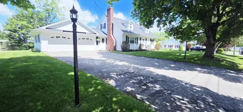 9 Mckinley Dr, Lewiston, ME 04240