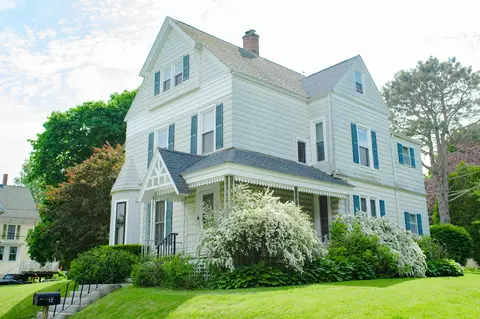12 Lincoln St, Rockland, ME 04841