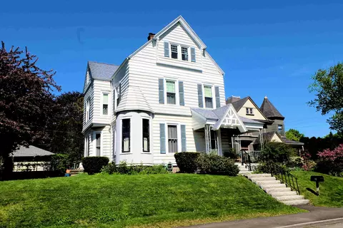 12 Lincoln St, Rockland, ME 04841