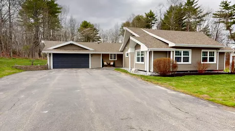 16 Robinson Gdns, Lewiston, ME 04240