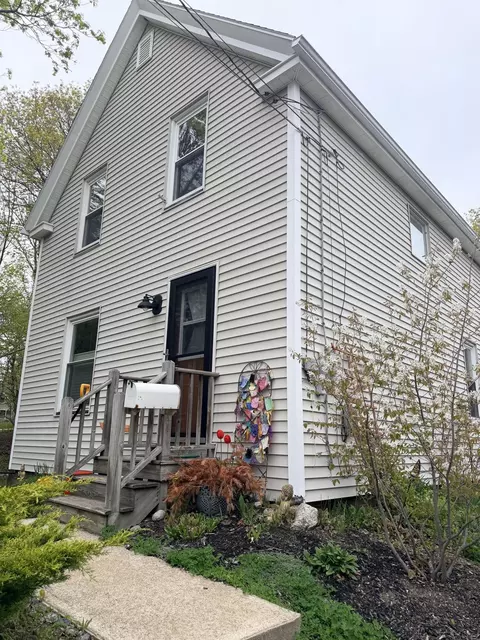 9 Cottage Pl, Westbrook, ME 04092