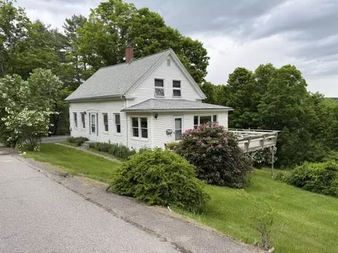 28 Greenville St, Hallowell, ME 04347
