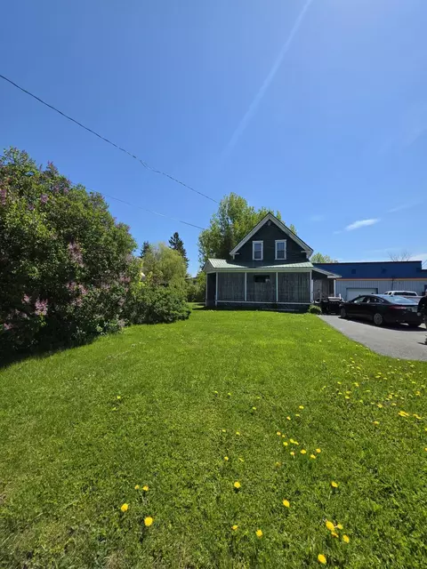 28 Dyer St, Presque Isle, ME 04769