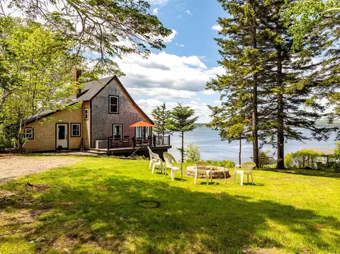 8 Chara Ln, Owls Head, ME 04854
