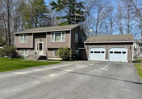69 Barrows Dr, Topsham, ME 04086