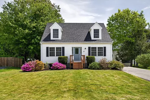 13 Crabtree Dr, Topsham, ME 04086