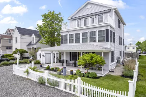 30 Parlin Dr, York, ME 03909