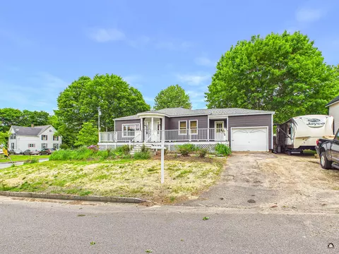 38 Mary Carroll St, Auburn, ME 04210