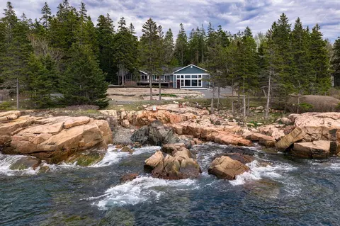 139 Spruce Ln, Winter Harbor, ME 04693