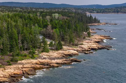 139 Spruce Ln, Winter Harbor, ME 04693