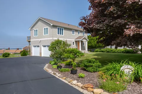 13 W Shore Rd, Bailey Island, ME 04003