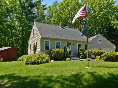 25 Wintergreen Dr, Gorham, ME 04038