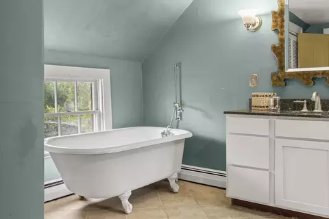Bath - 320 E Pittston Rd, Dresden, ME 04342 photo 4 of 5