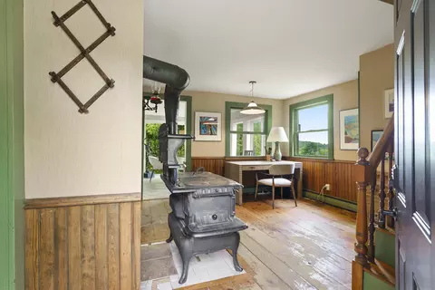 Entry Way - 320 E Pittston Rd, Dresden, ME 04342 photo 1 of 10