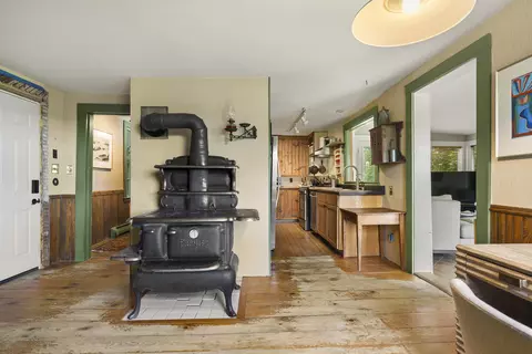 Entry Way - 320 E Pittston Rd, Dresden, ME 04342 photo 2 of 10